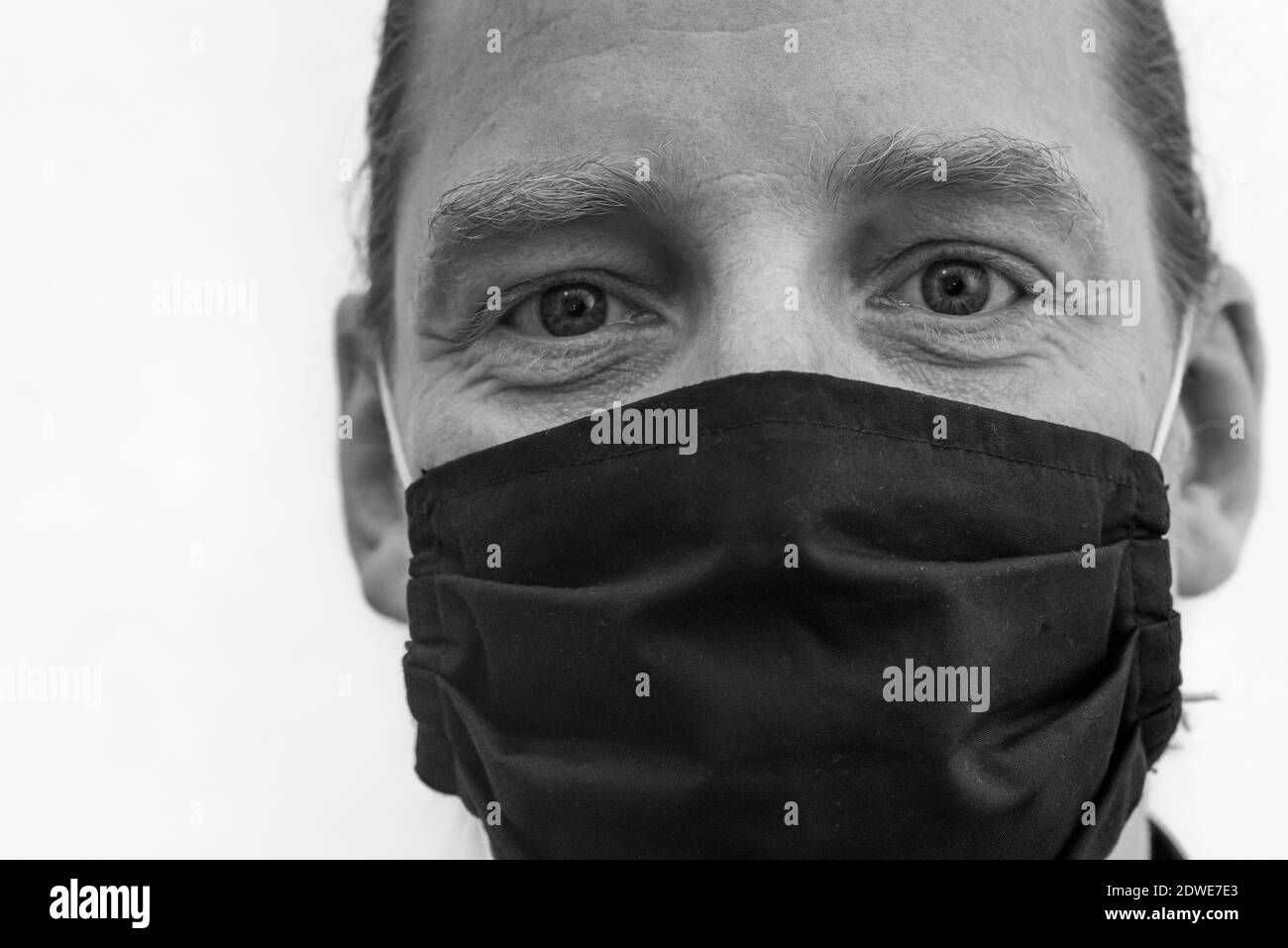 Black men wearing masks hi-res stock photography and images - Alamy