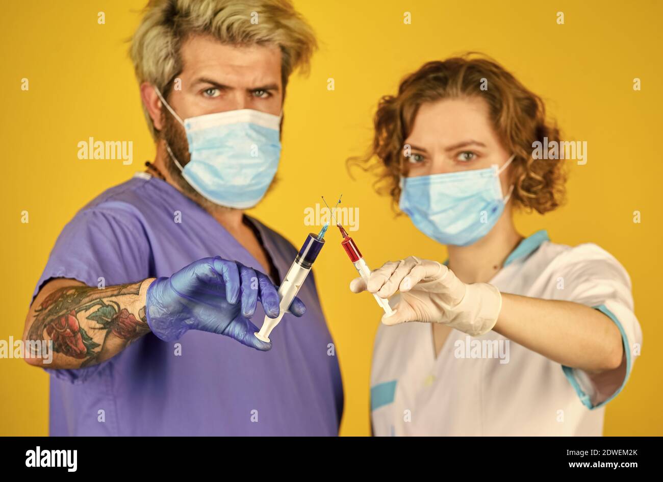 Doctor treating patients injection hi-res stock photography and images ...