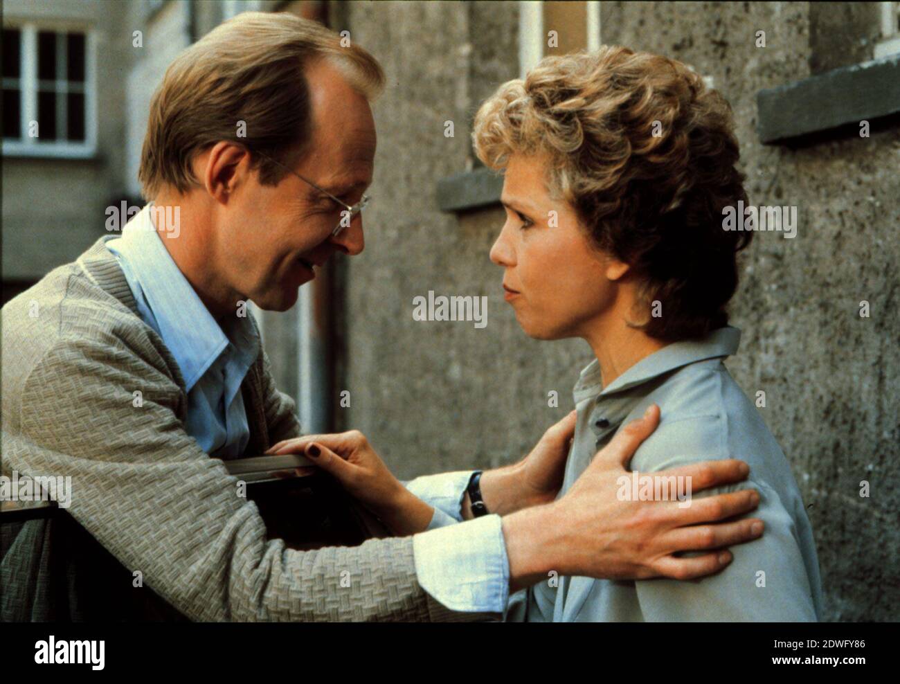 DIESE DROMBUSCHS, ZDF TV-Serie, 1983, Folge 2: Der Appell , Szene mit HANS PETER KORFF und WITTA POHL. DIESE DROMBUSCHS, ZDF TV Series, 1983, episode 2: Der Appell, scene with Hans Peter Korff and Witta Pohl. Stock Photo