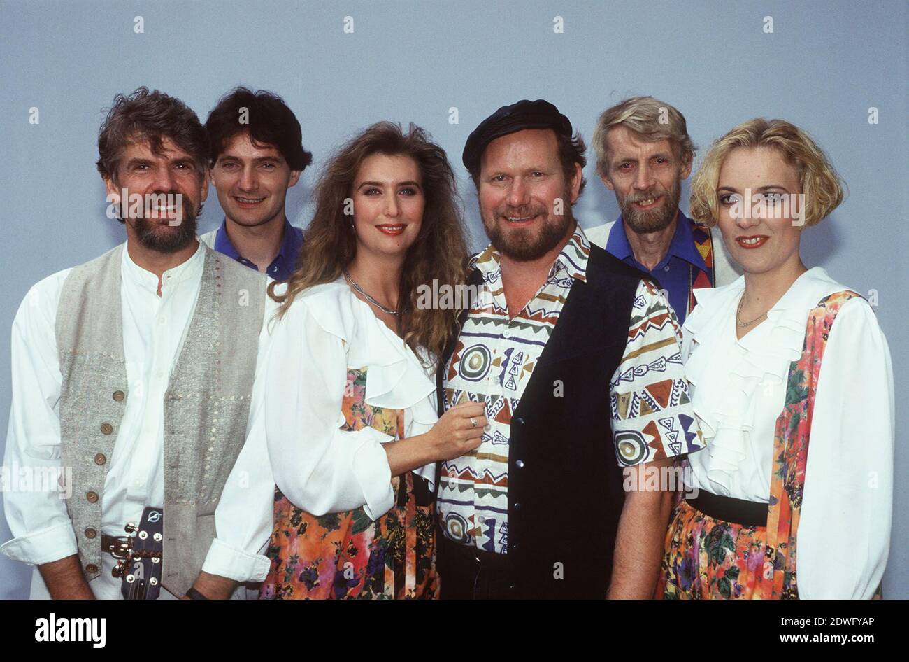 SPEELWARK, Musikgruppe aus Schleswig-Holstein, singen auf Plattdeutsch, auf  dem Bild: Johann Helmut Hamke, Stefanie Koch, Urte Kühl, Harald Meier-Spiering,  Jan-Mirko Hamke, Björn-Erik Werner, circa 1998. Music group SPEELWARK from  Northern Germany, singing