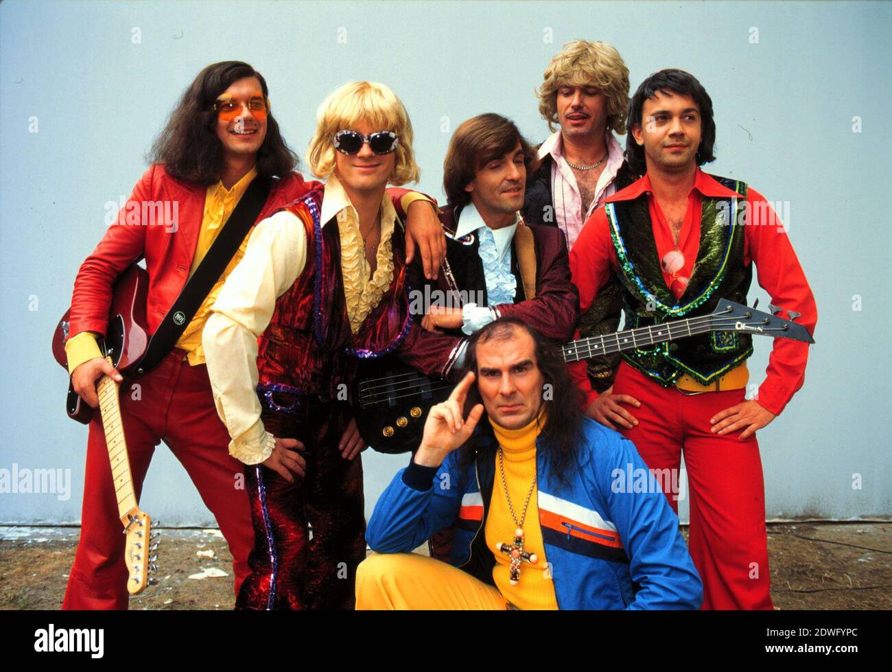 Schlagersänger GUILDO HORN mit seiner Band, den ORTHOPÄDISCHEN STRÜMPFEN,  circa 1994. Pop singer GUIDO HORN and Band: ORTHOPAEDISCHE STRUEMPFE, circa  1994 Stock Photo - Alamy