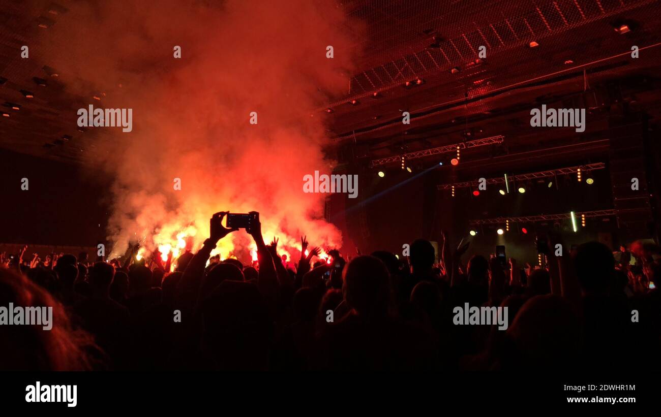 Entertainment crowd hi-res stock photography and images - Alamy
