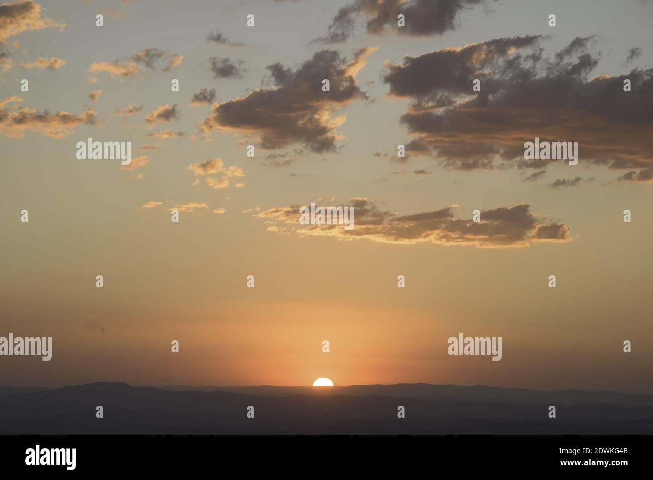 Cloudy sunset sky mountains hi-res stock photography and images - Alamy