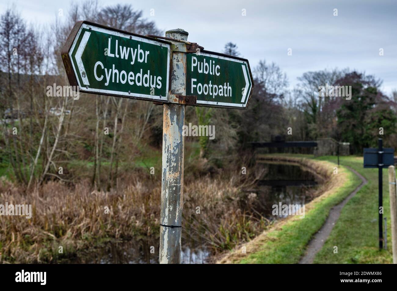 Bilingual footpath sign along the Monmouthshire and Brecon Canal, near Llangynidr, Powys, Wales Stock Photo
