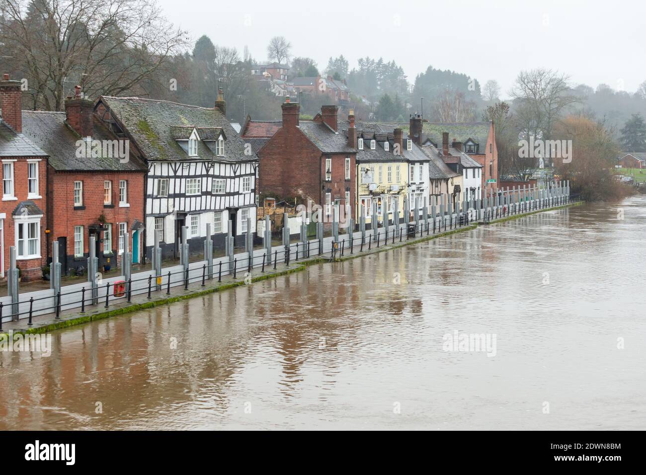 Bewdley, Worcestershire, UK. 23rd Dec, 2020. Just two days before Christmas recent rain has raised the level of the River Severn in Bewdley, Worcestershire. The Environment Agency is erecting barriers to protect properties and businesses from flooding. More rain is on its way over the next two days. Credit: Peter Lopeman/Alamy Live News Stock Photo