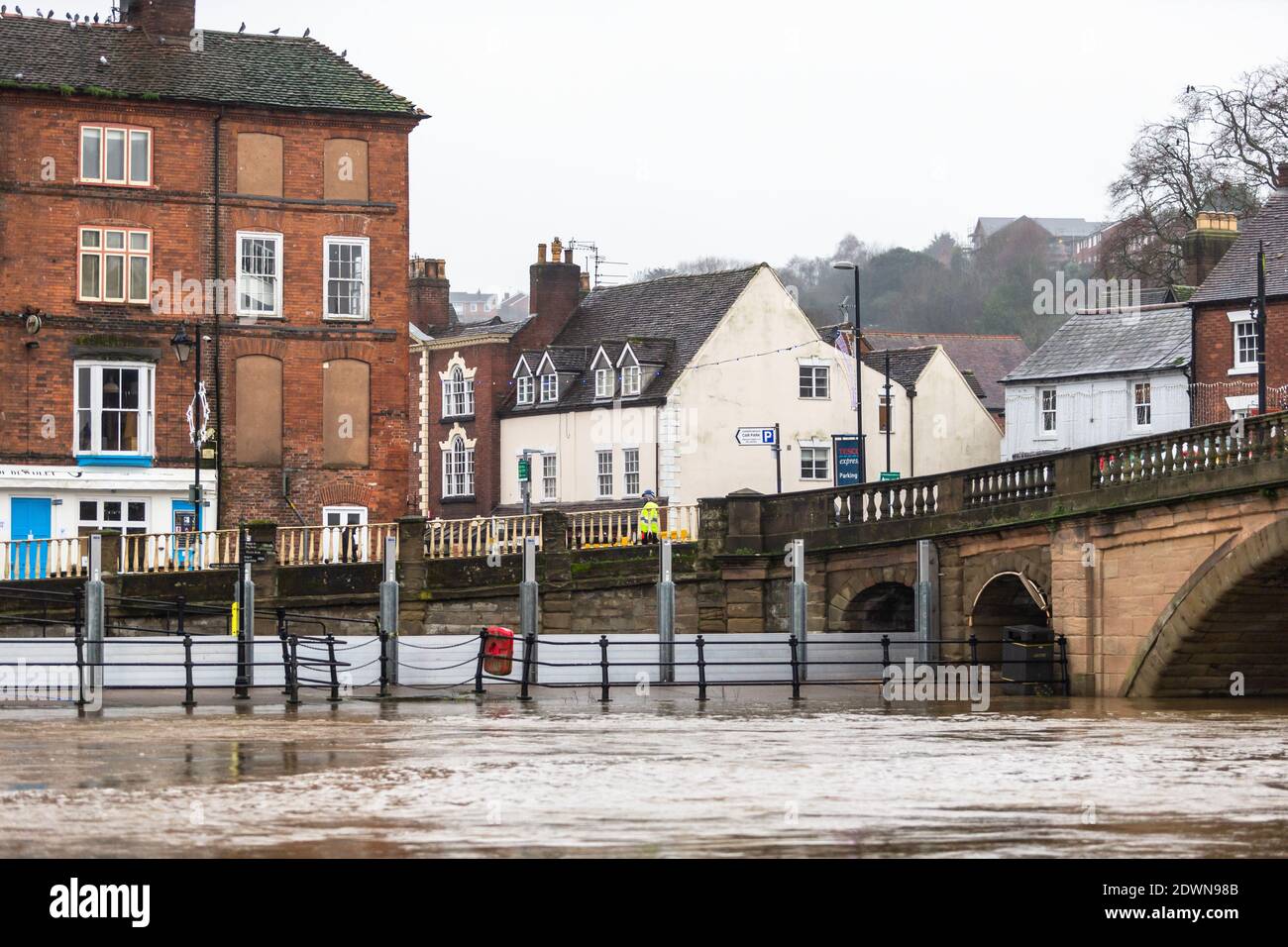 Bewdley, Worcestershire, UK. 23rd Dec, 2020. Just two days before Christmas recent rain has raised the level of the River Severn in Bewdley, Worcestershire. The Environment Agency is erecting barriers to protect properties and businesses from flooding. More rain is on its way over the next two days. Credit: Peter Lopeman/Alamy Live News Stock Photo