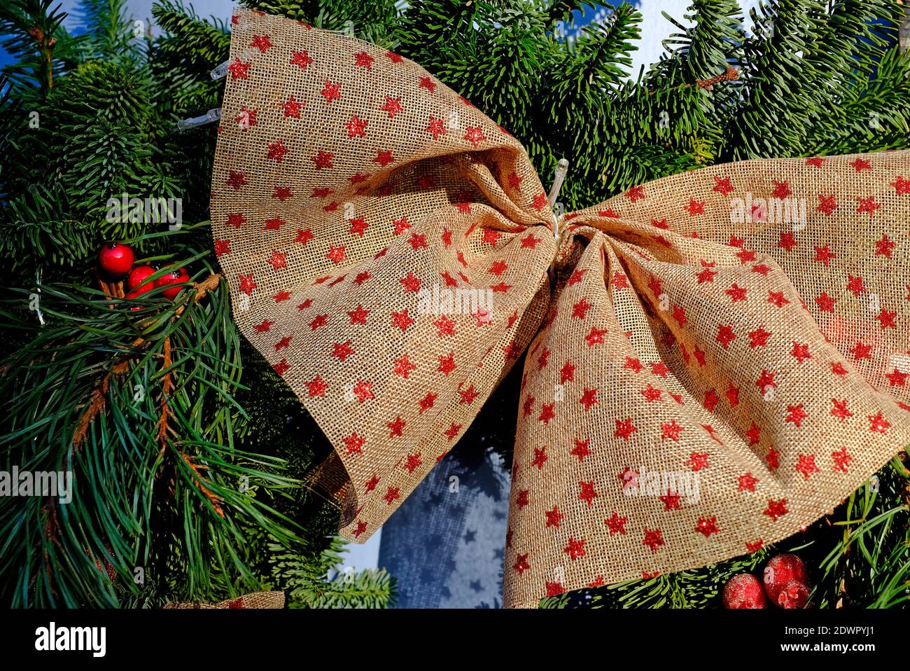 sack cloth christmas bow on house front door wreath, norfolk, england Stock Photo