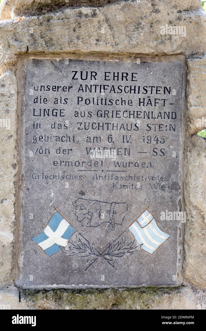 Gedenkstein, Ermordung politischer griechischer Häftlinge durch die Waffen SS am 6. April 1945 in Krems NÖ, Österreich Stock Photo