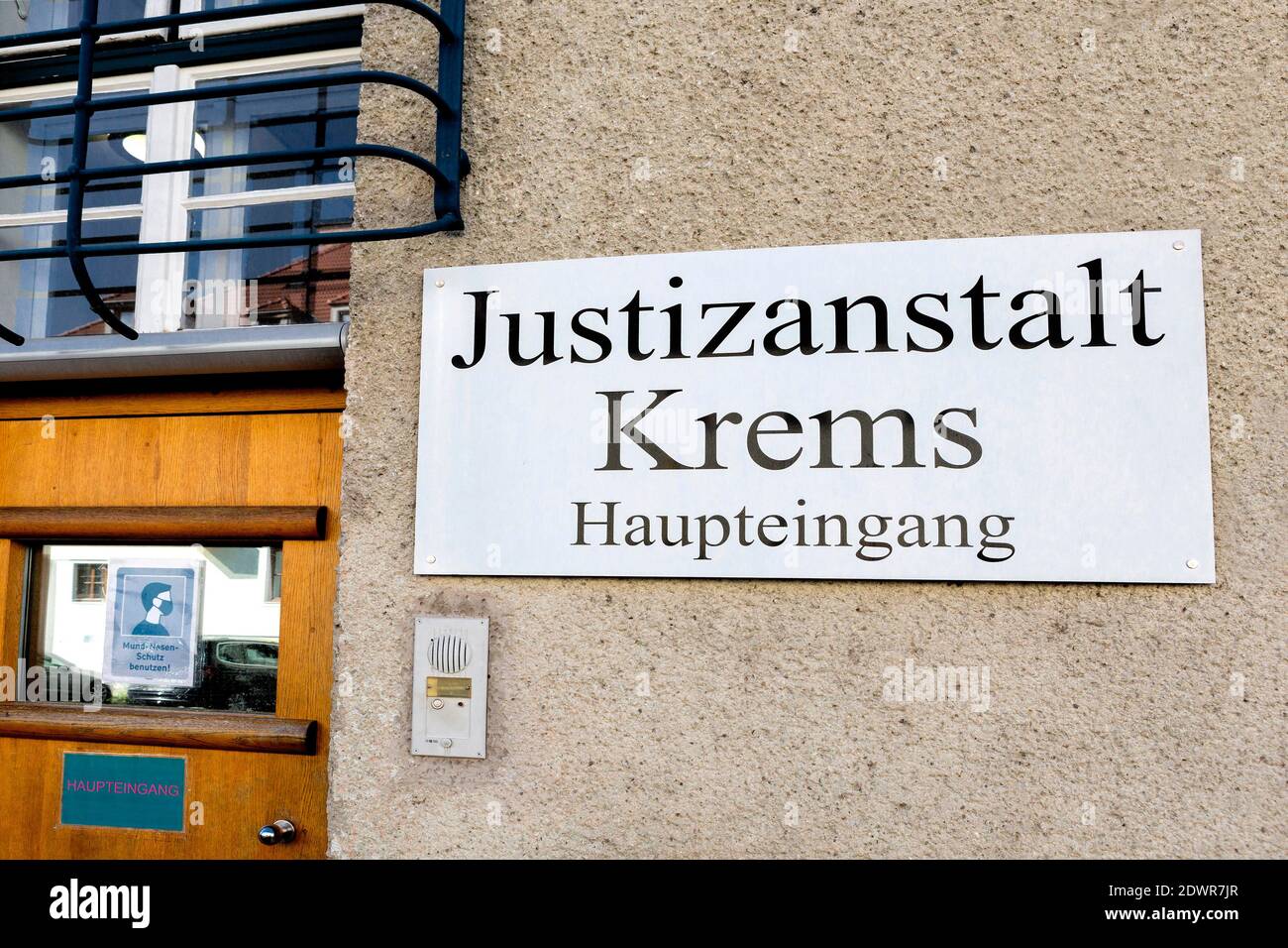 Schild, Haupteingang Justizanstalt Krems NÖ, Österreich Stock Photo