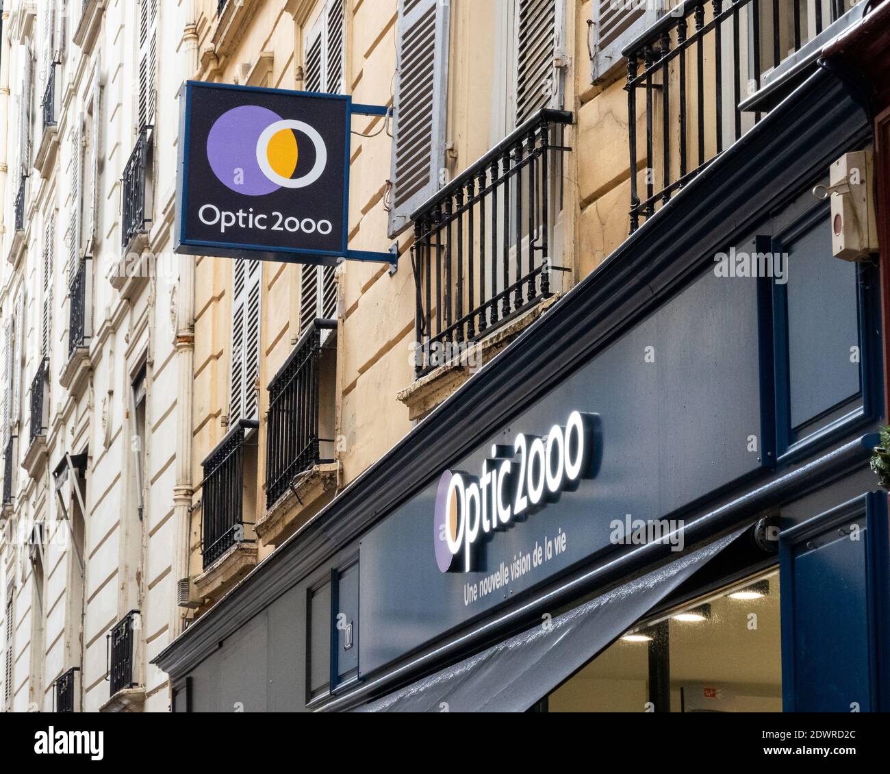 Optic 2000 shop in Bayonne, France Stock Photo