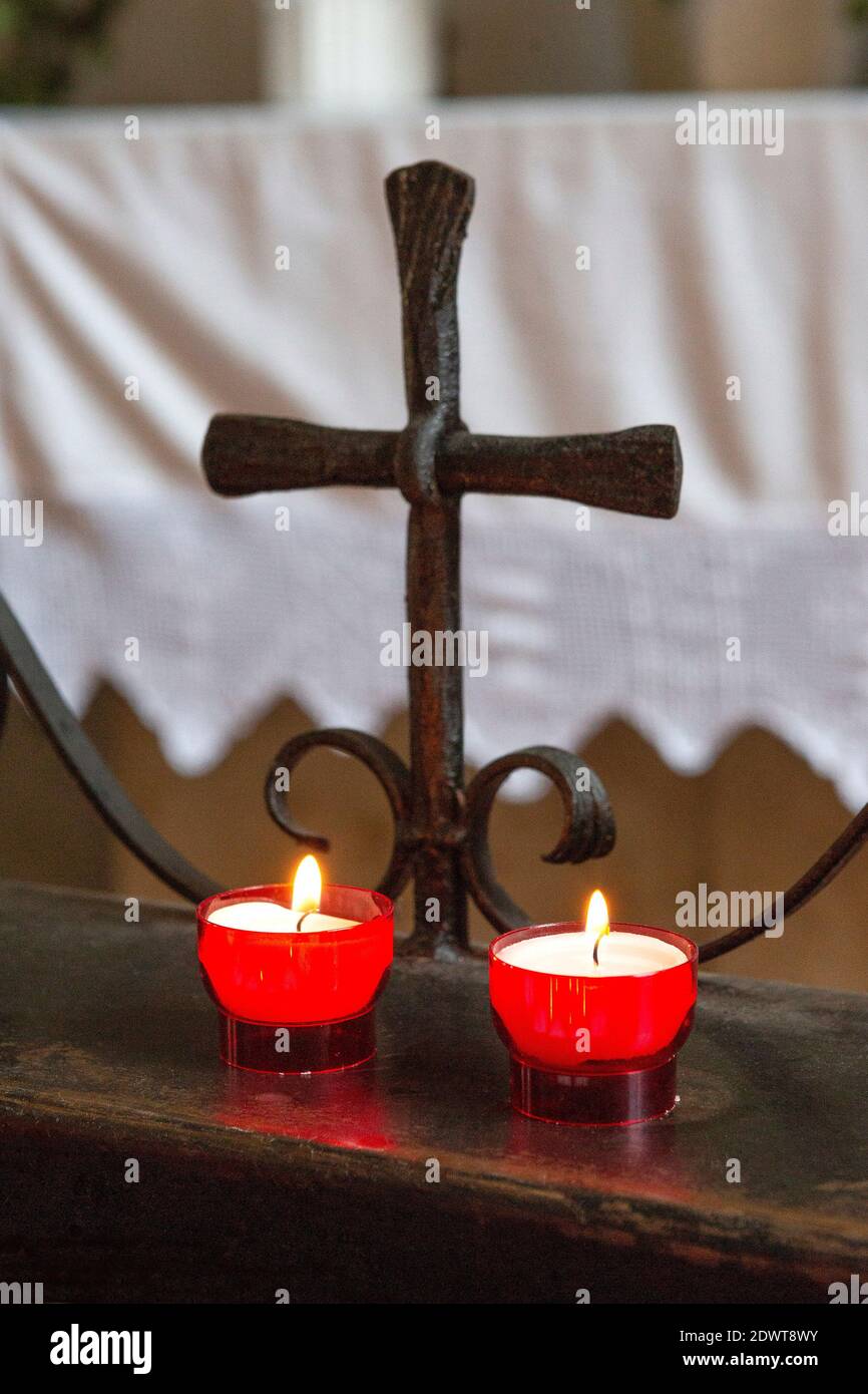 Religion, Kreuz und Kerzen Stock Photo