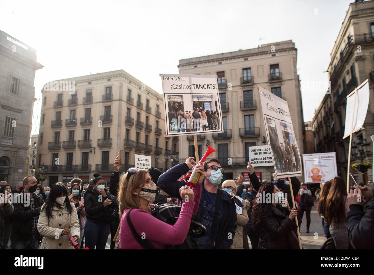Barcelona, Catalonia, Spain. 23rd Dec, 2020. Protester hold placards expressing their opinions during the demonstration.Workers of Bingo and Casino of Catalonia protest in Barcelona this Wednesday, December 23, for the only daytime economic activity that remains closed due to the restrictions of the pandemic. Credit: ZUMA Press, Inc./Alamy Live News Stock Photo