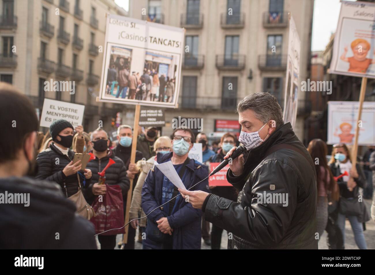Barcelona, Catalonia, Spain. 23rd Dec, 2020. Protester is seen speaking to demonstrators.Workers of Bingo and Casino of Catalonia protest in Barcelona this Wednesday, December 23, for the only daytime economic activity that remains closed due to the restrictions of the pandemic. Credit: ZUMA Press, Inc./Alamy Live News Stock Photo