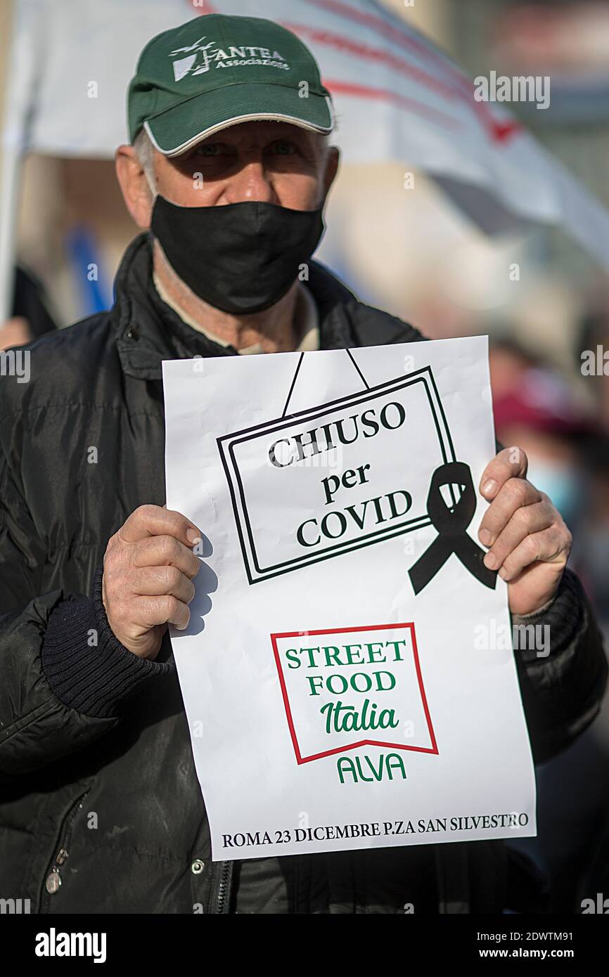 Rome, Italy. 23rd Dec 2020. Autonomous workers and restaurant owners protest in Rome. The demonstration is against the curfew imposed in Italy to contain the Covid-19 pandemic and to ask for an economic support from the government. Credit: LSF Photo/Alamy Live News Stock Photo