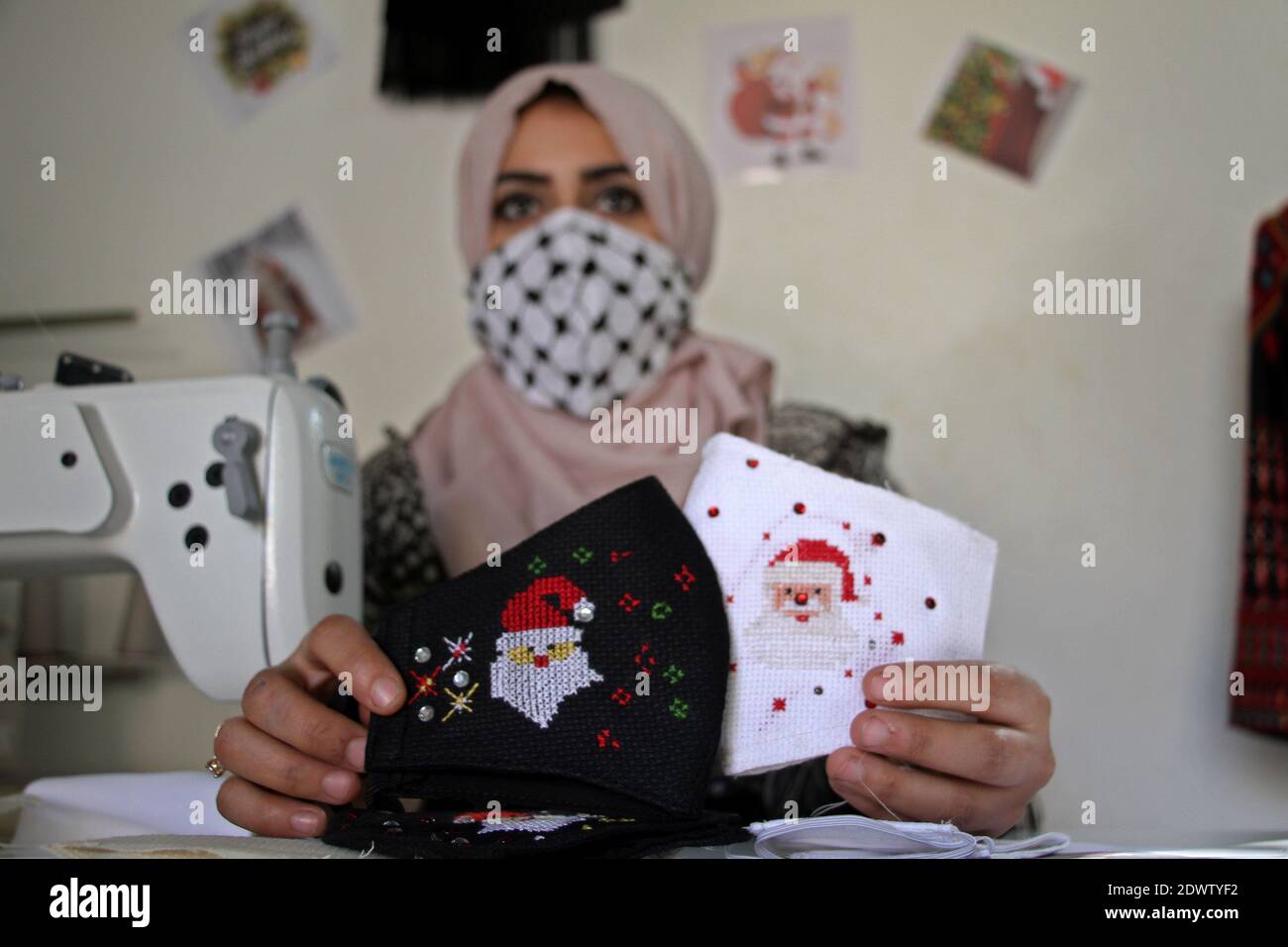 Women not wearing facemasks hi-res stock photography and images - Alamy