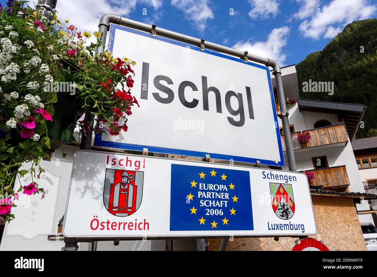 Ortstafel, Ischgl,   Zusatztafel Europa Partnerschaft Schengen und Ischgl, Tirol, Österreich Stock Photo
