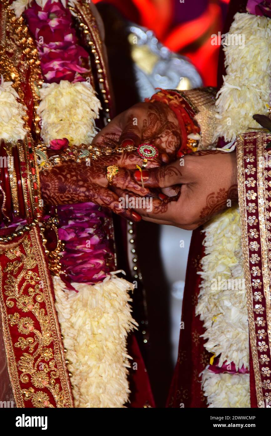 Wedding dulha dulhan pose | Wedding couple poses photography, Indian bride  poses, Bride photography poses