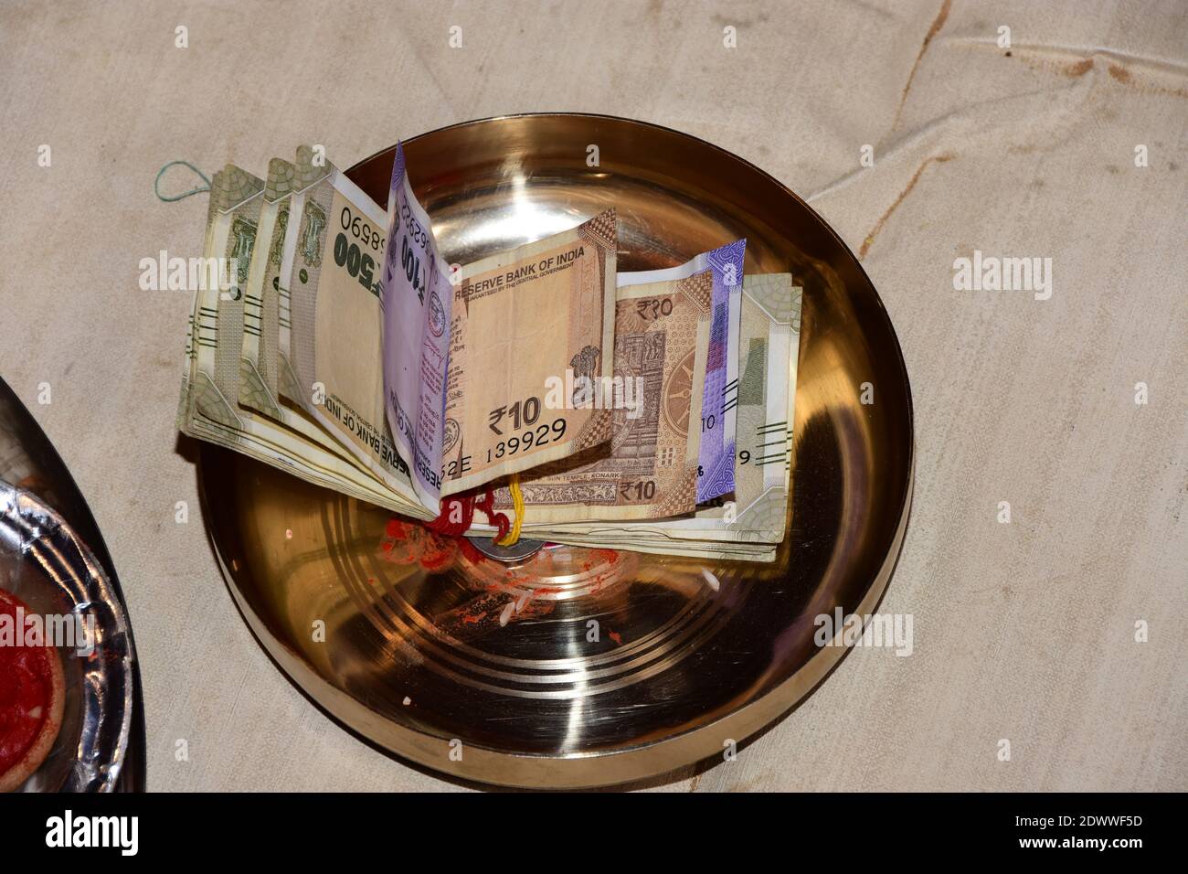 Indian rupees kept in omen in Indian wedding Stock Photo