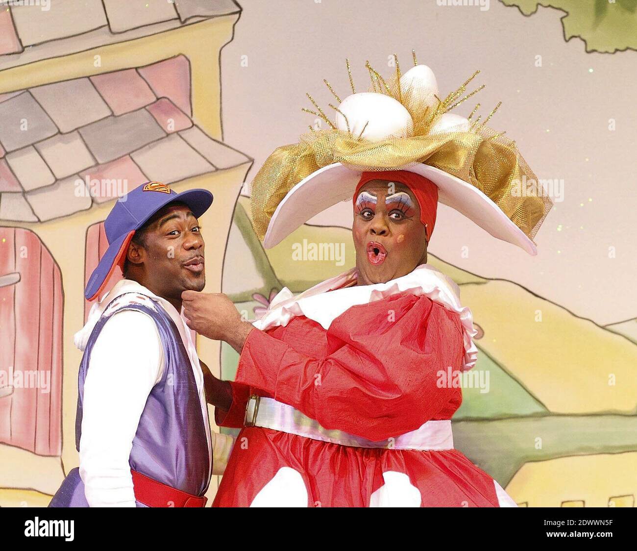 l-r: Kat B (Silly Billy), Clive Rowe (Mother Goose) in MOTHER GOOSE at the Hackney Empire, London E8  04/12/2008  written & directed by Susie McKenna  design: Lotte Collett Stock Photo