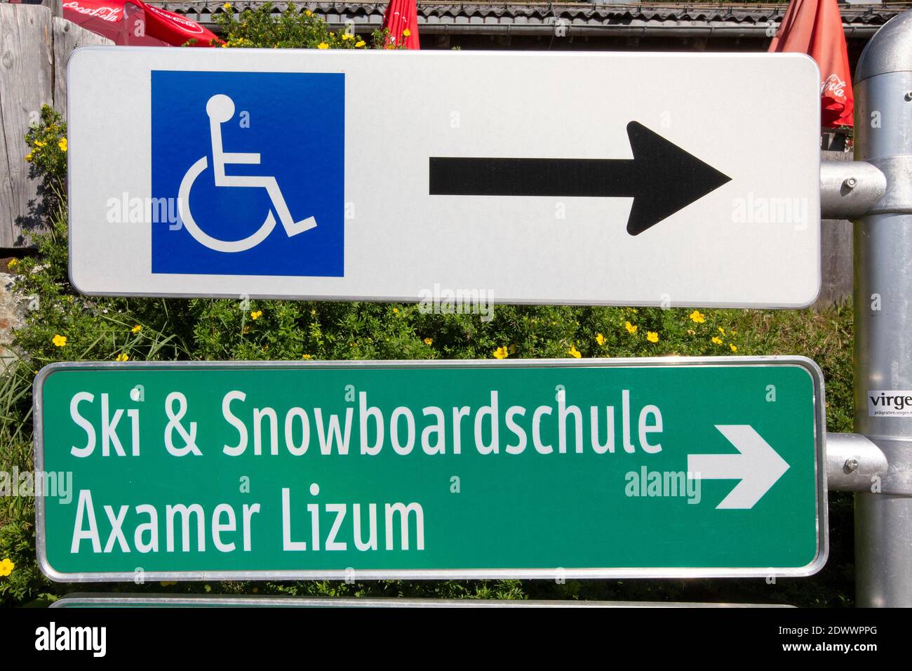 Schilder, Rollstuhlweg, Ski und Snowboardschule Axamer Lizum, Tirol Stock Photo