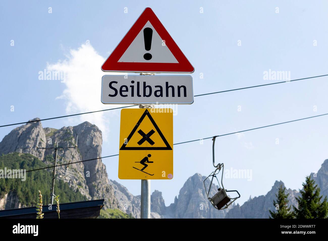 Tafel Achtung Seilbahn, Axamer Lizum, Tirol Stock Photo
