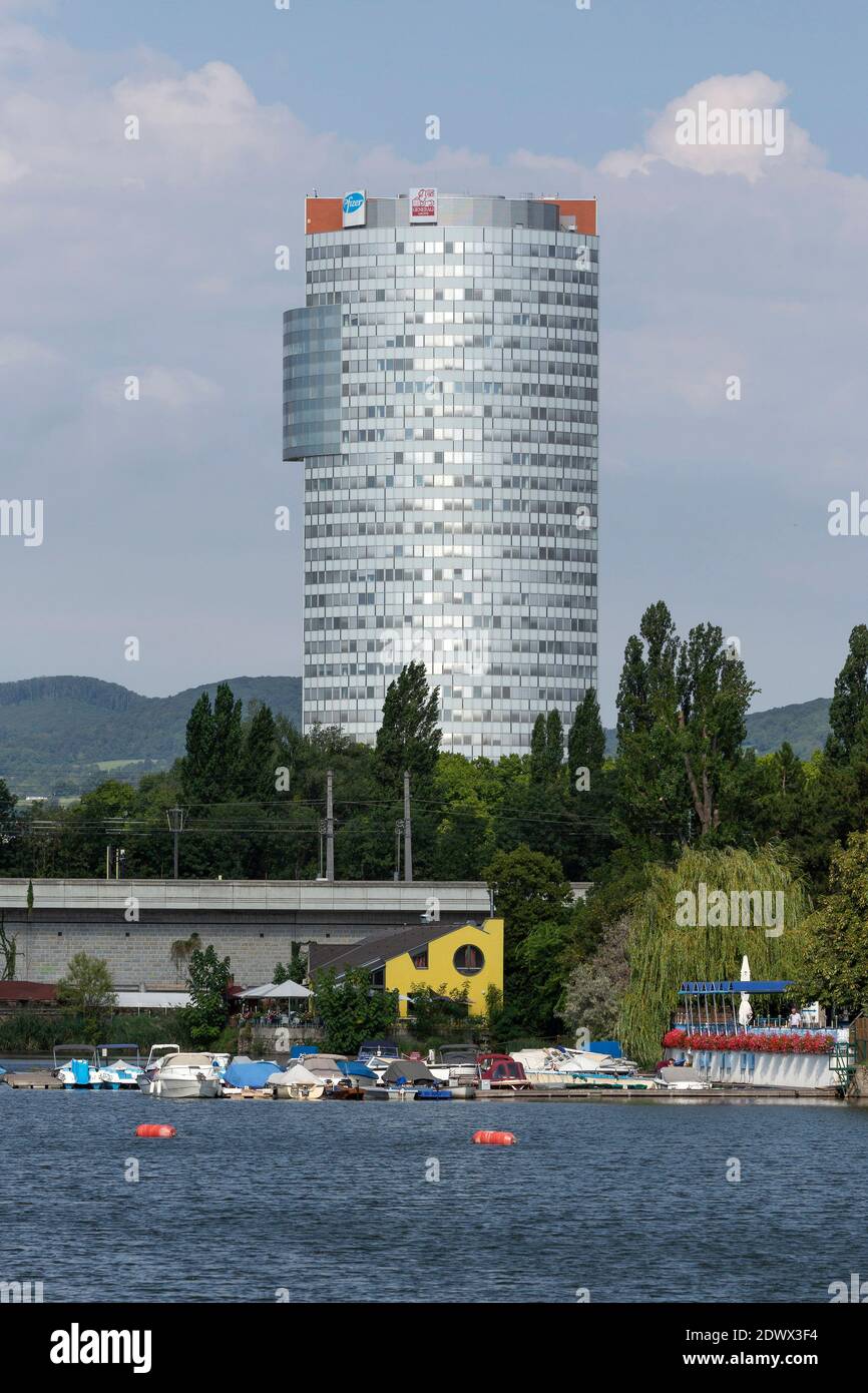 Alte Donau, Blick zum Florido Tower, Bürohochhaus in Wien, Österreich Stock Photo