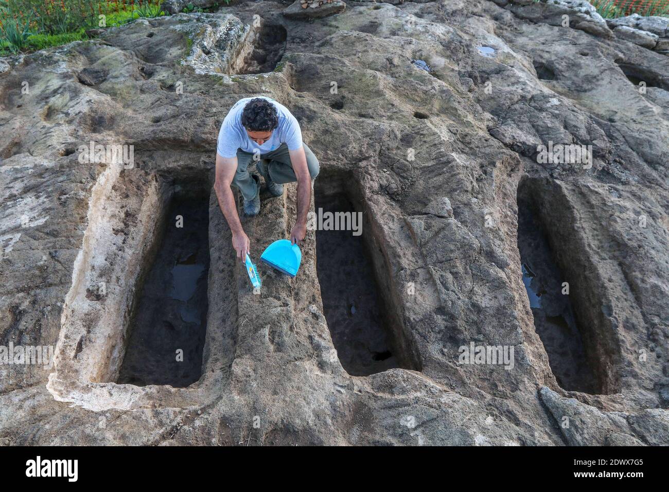 Barcelona, Catalonia, Spain. 23rd Dec, 2020. 23 December 2020 (Pizarra, Malaga) The team of archaeologists led by the doctor in Medieval History of the University of Malaga Virgilio MartÃ-nez Enamorado has been carrying out an excavation in Castillejos de Quintana in Pizarra for two months. Credit: ZUMA Press, Inc./Alamy Live News Stock Photo