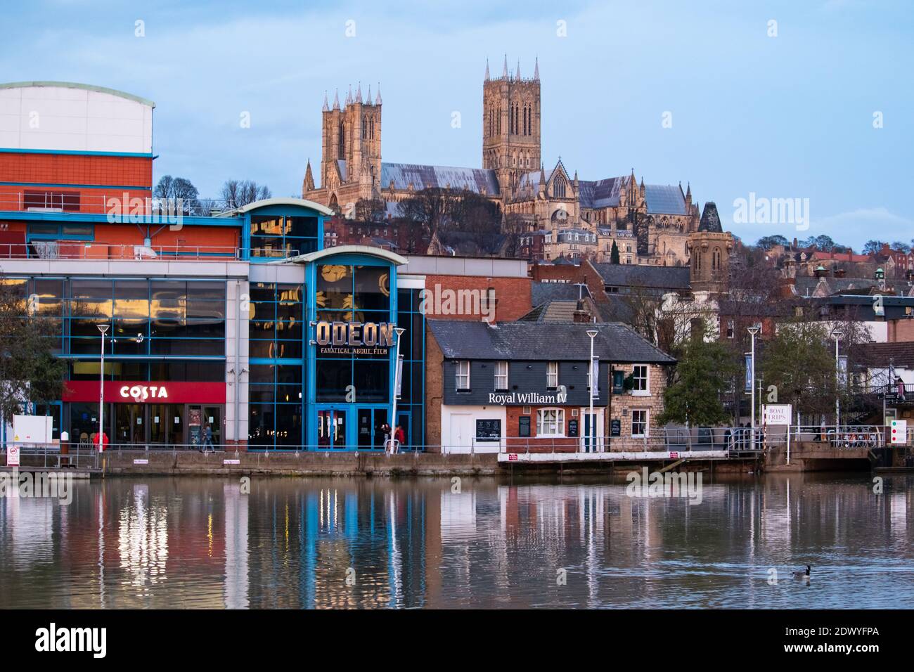 Lincoln Cathedral overlooks Brayford Wharf with Costa Coffee, Odeon and the Royal William !V pub on the edge of the marina. Stock Photo