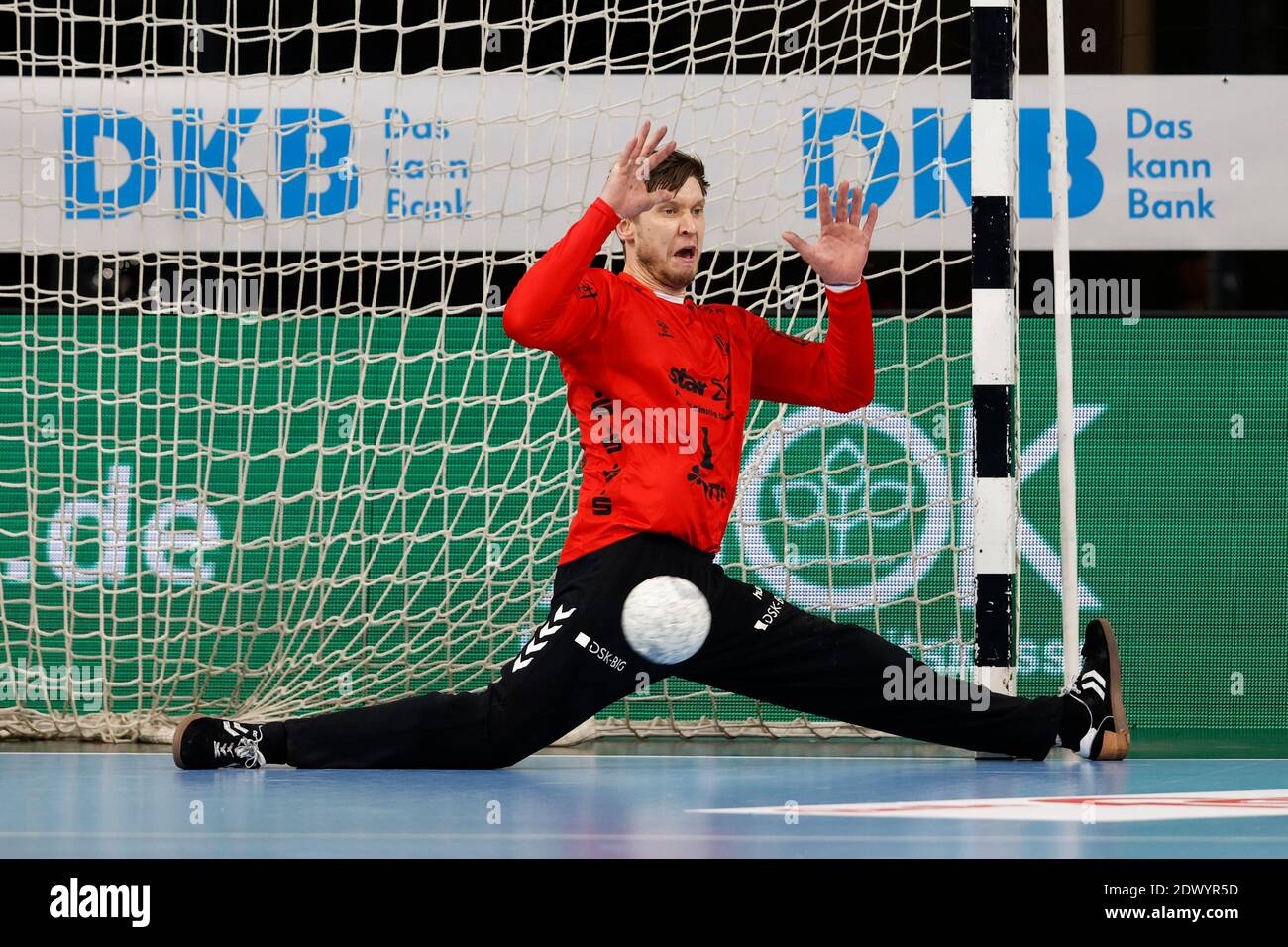 Kiel, Germany. 23rd Dec, 2020. Handball: Bundesliga, THW Kiel -  Rhein-Neckar Löwen, Matchday 15. Kiel's goalkeeper Niklas Landin saves a  ball. Credit: Frank Molter/dpa/Alamy Live News Stock Photo - Alamy