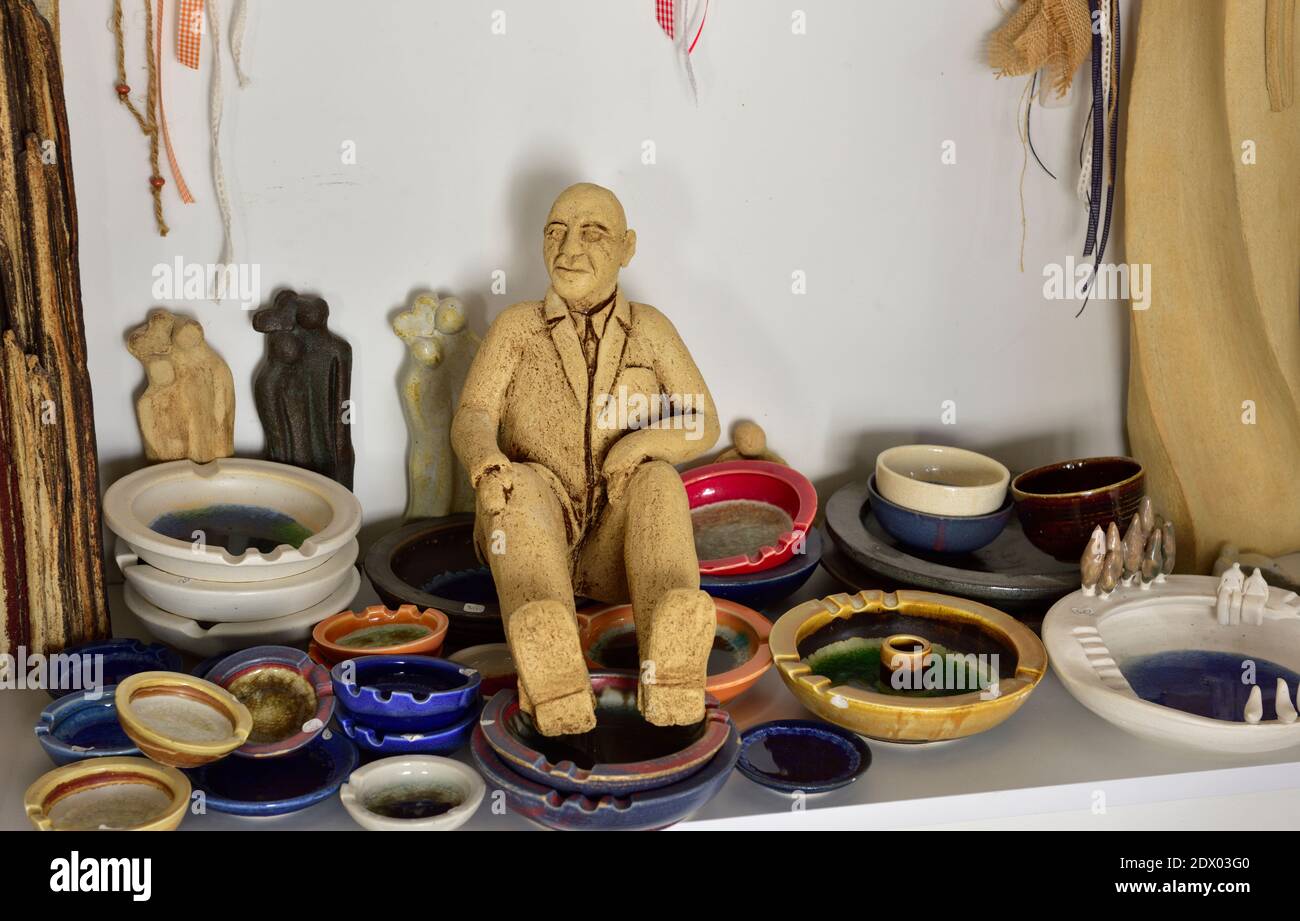 Inside ceramic store hi-res stock photography and images - Alamy