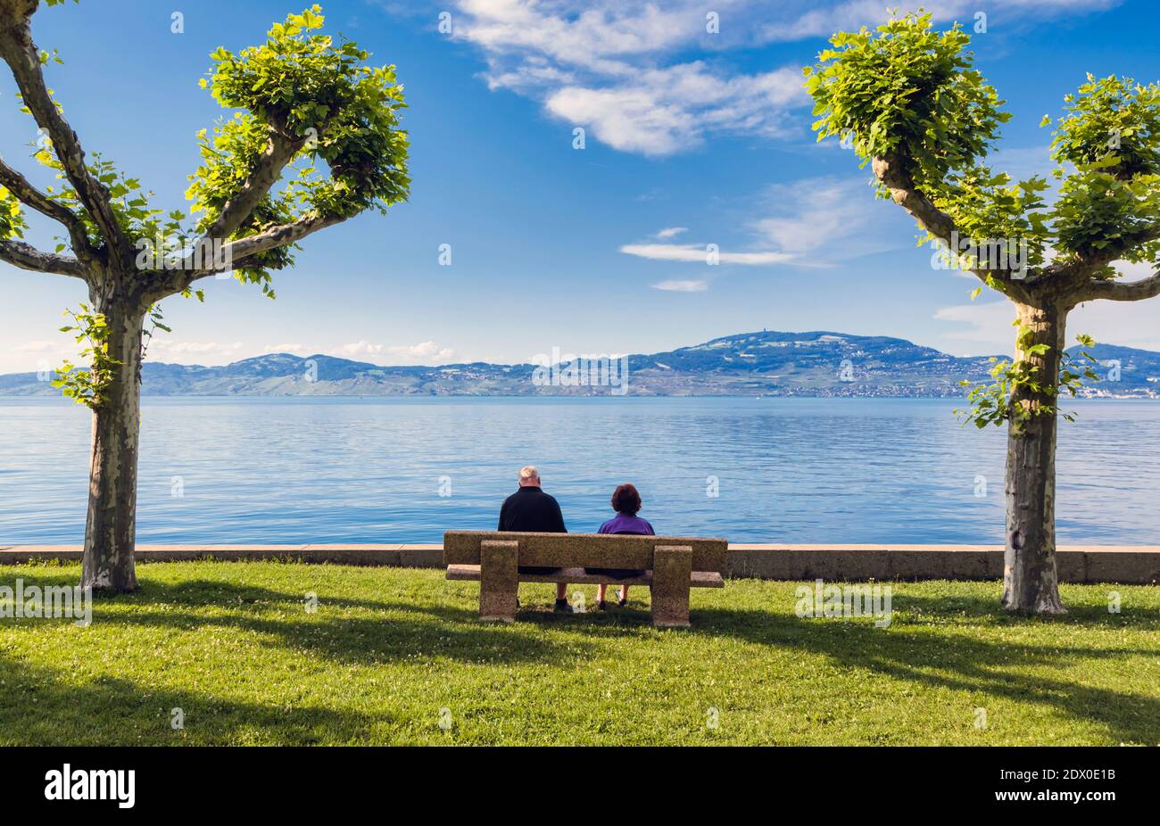 Saint-Gingolph, Haute-Savoie department, Rhone-Alpes, France.  Couple relaxing by Lake Geneva (Lac Leman). Stock Photo