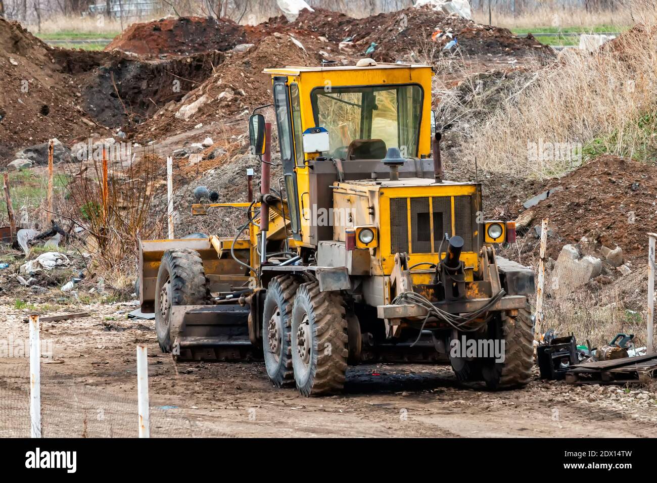 Landfill tractor garbage hires stock photography and images Alamy