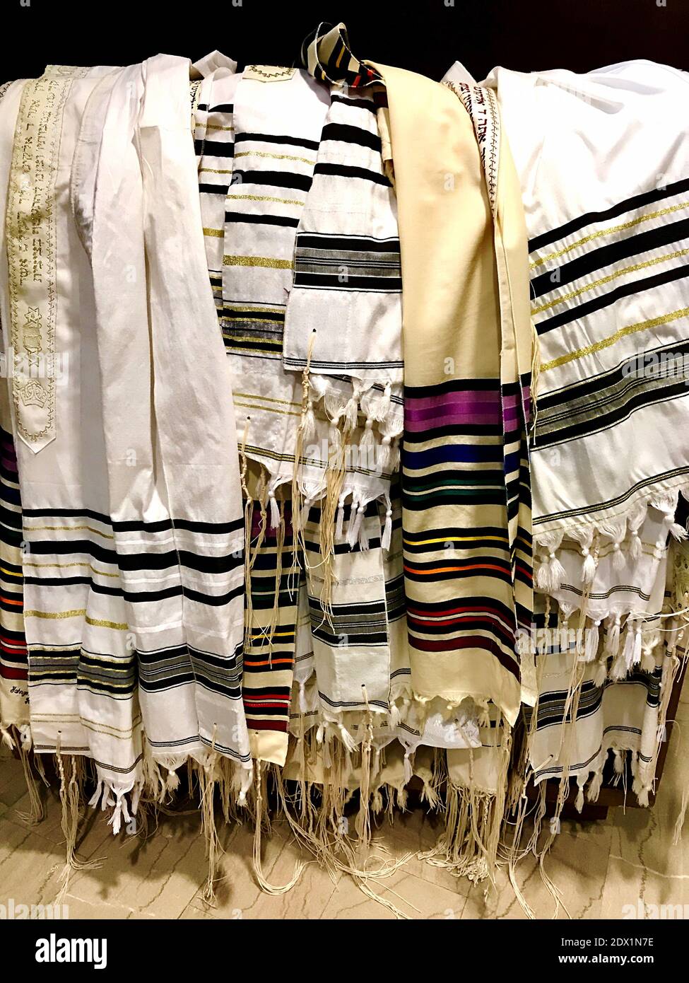 White prayer shawls hi-res stock photography and images - Alamy