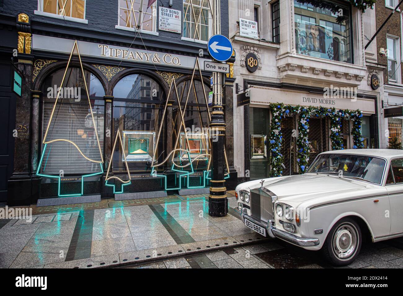 Great Britain /London / Rolls-Royce parked in front of the Tiffany & Co jewelry shop in Bond Street on December 23, 2020 in London. Stock Photo