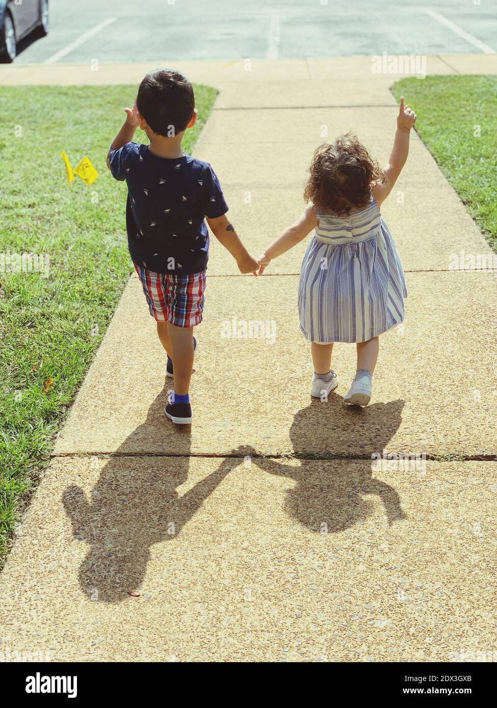 Brother sister holding hands 12 hi-res stock photography and images - Alamy