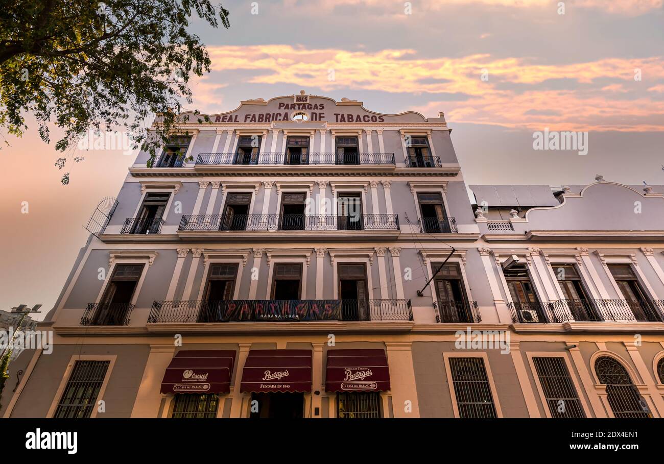 Vintage havana cigar factory hi-res stock photography and images - Alamy