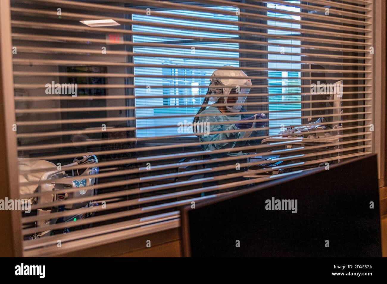 Roseville, California, USA. 22nd Dec, 2020. Wearing portable breathing unit, registered Nurse GURPINDER KAUR works inside an ICU room with a COVID-19 positive patient at Sutter Roseville Medical Center. Credit: Renée C. Byer/ZUMA Wire/Alamy Live News Stock Photo