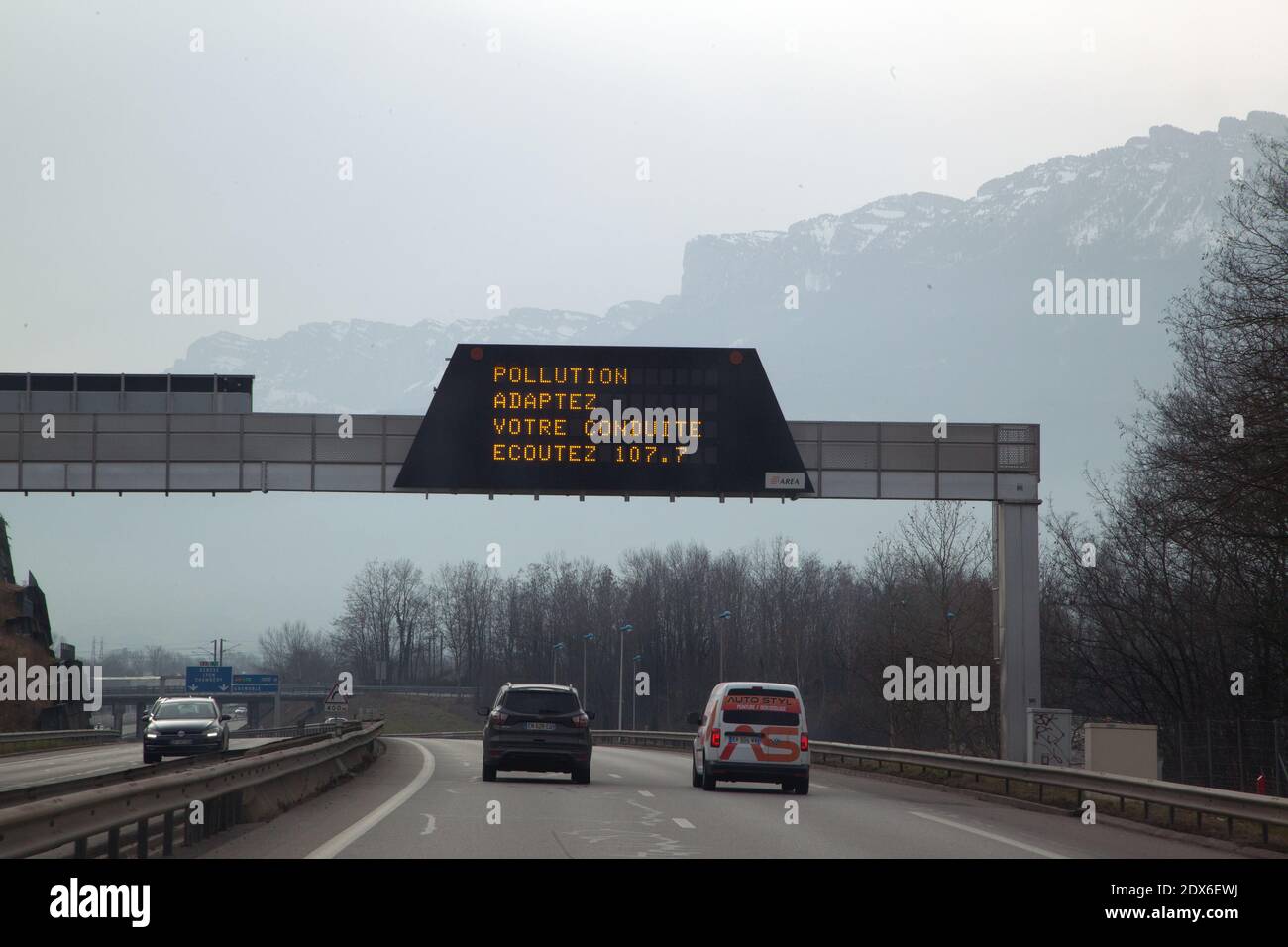 Panneau : Pollution adaptez votre conduite Ecoutez 107.7. Sur l'autoroute A41 en direction de Chambéry Stock Photo