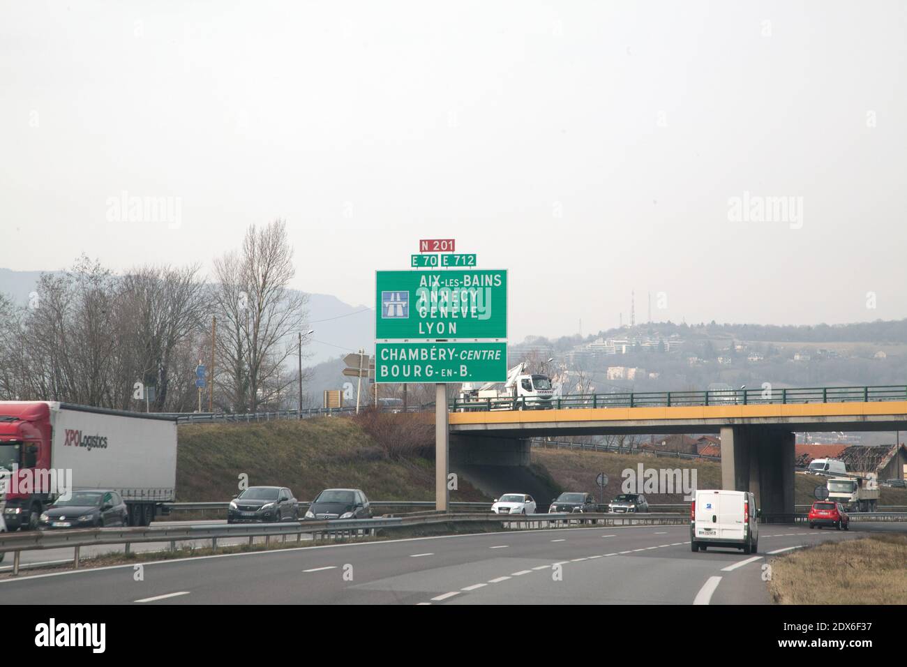 Panneau N201 E70 E712 : Aix-les-Bains, Annecy, Genève, Lyon, Chambéry-centre, Bourg-en-Bresse. Sur l'autoroute A41 en direction de Chambéry Stock Photo