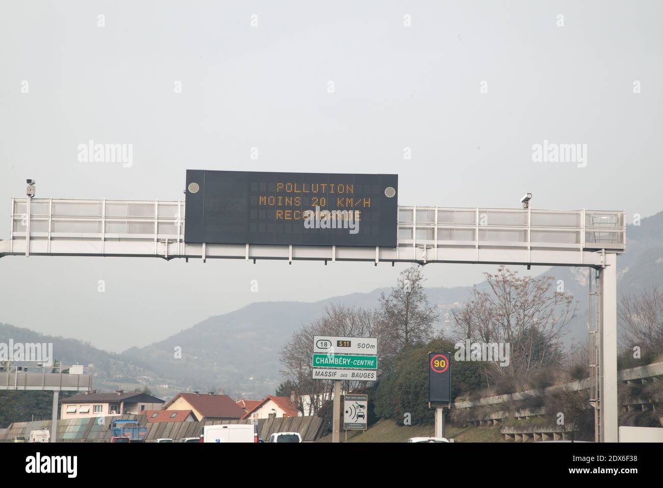 Panneau Pollution 20km/h recommandé. Sur l'autoroute A41 en direction de Chambéry Stock Photo