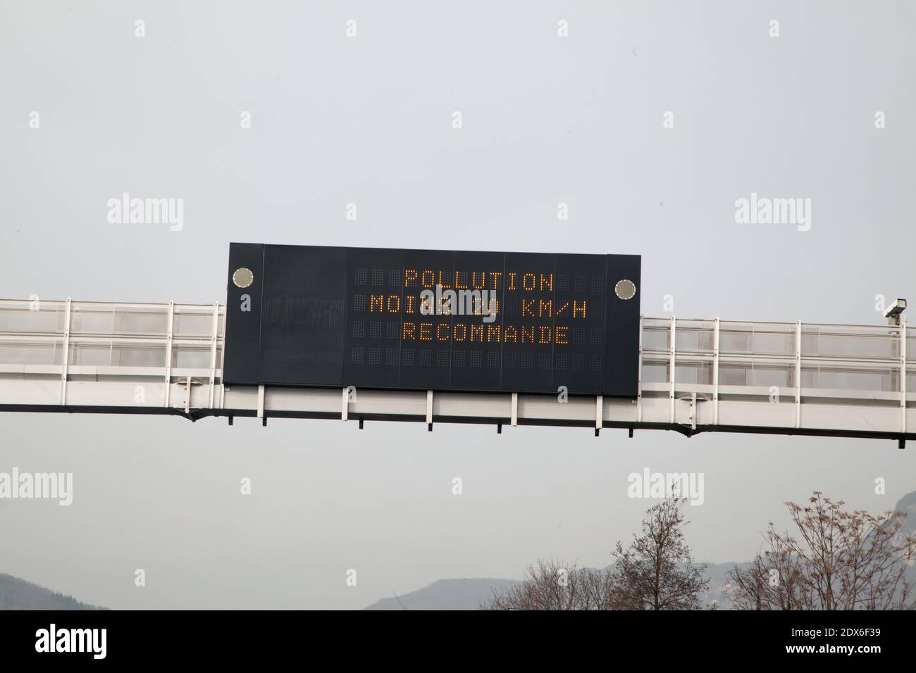 Panneau Pollution 20km/h recommandé. Sur l'autoroute A41 en direction de Chambéry Stock Photo