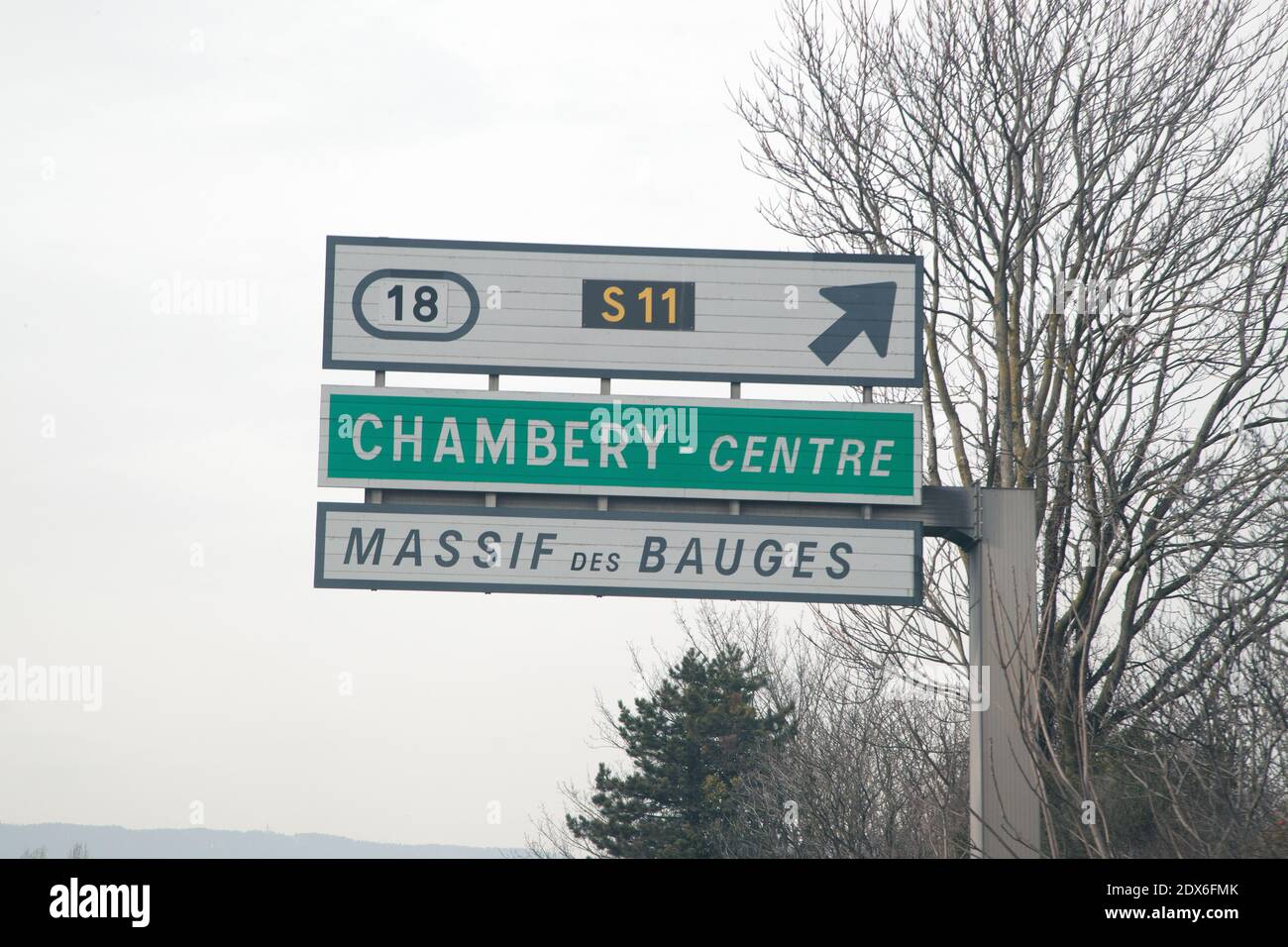 Panneau Sortie 18 Chambéry-centre et Massif des Bauges. Sur l'autoroute A41 en direction de Chambéry Stock Photo