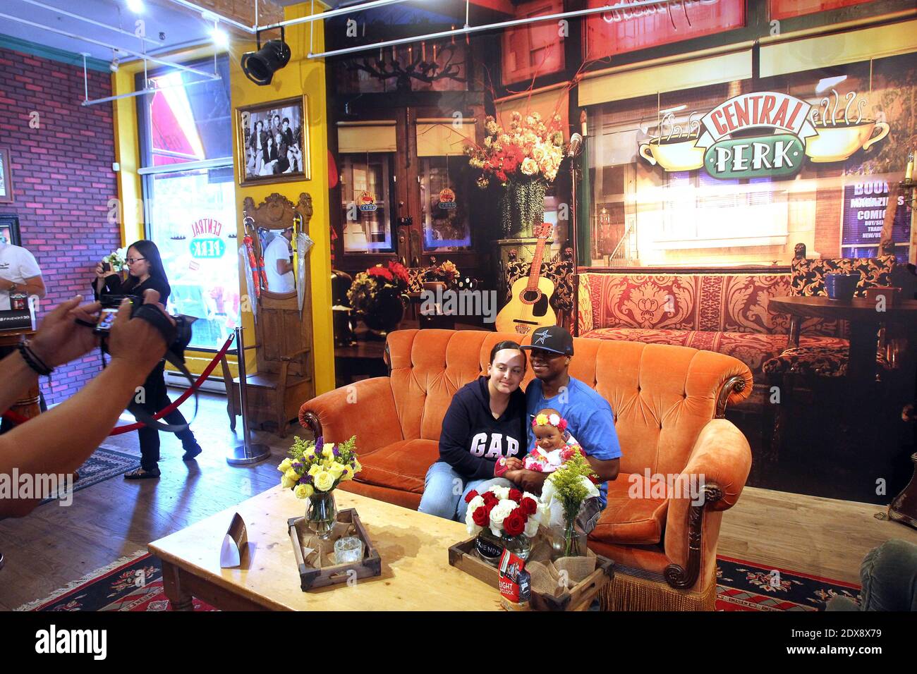 Central perk sofa hi-res stock photography and images - Alamy