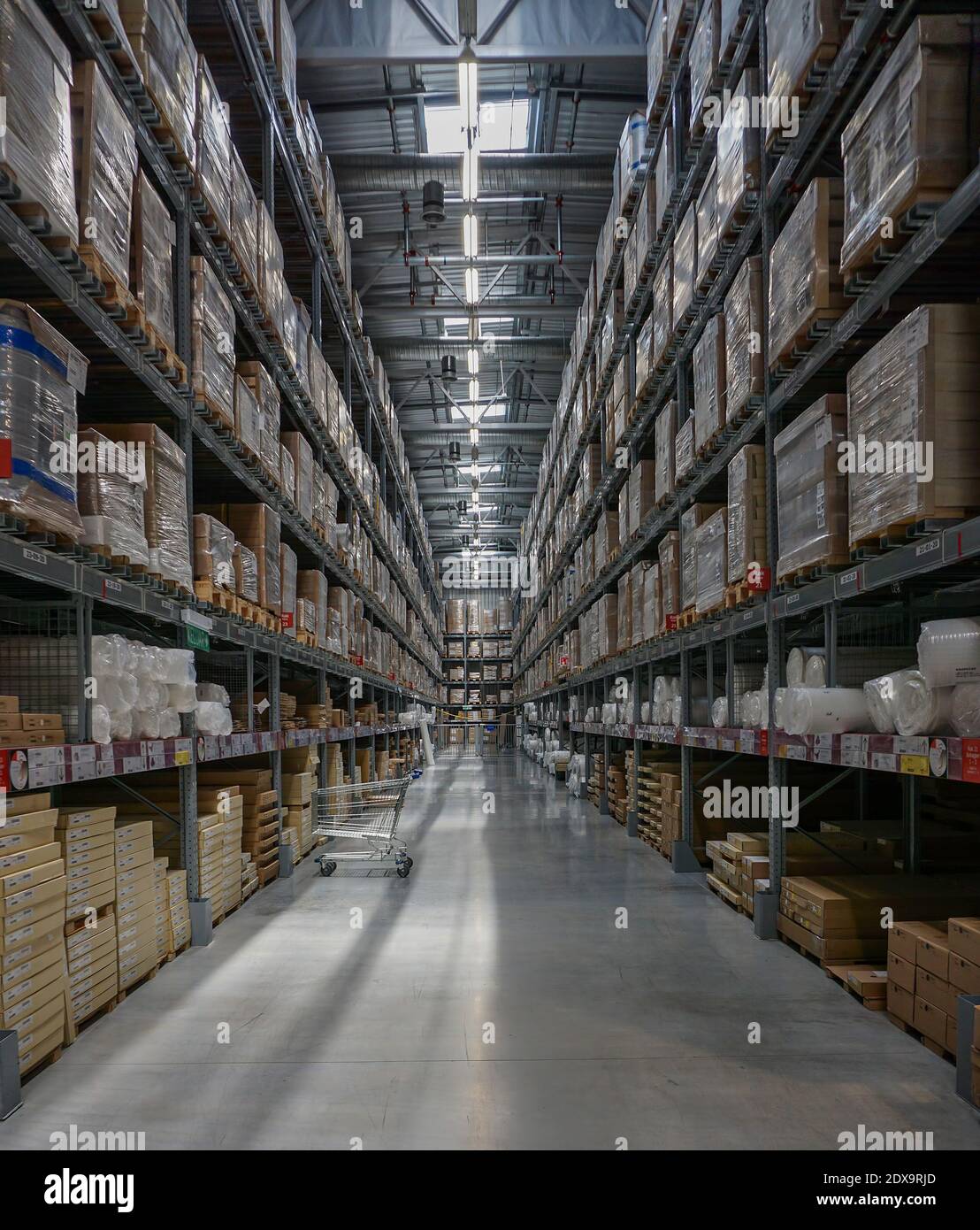 twijfel Ten einde raad Azijn Wide Shot Of A Warehouse In The New Ikea Kl Stock Photo - Alamy