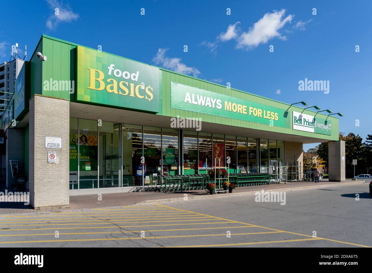 Exterior of a Food Basics grocery store in Richmond Hill, ONT, Canada Stock Photo