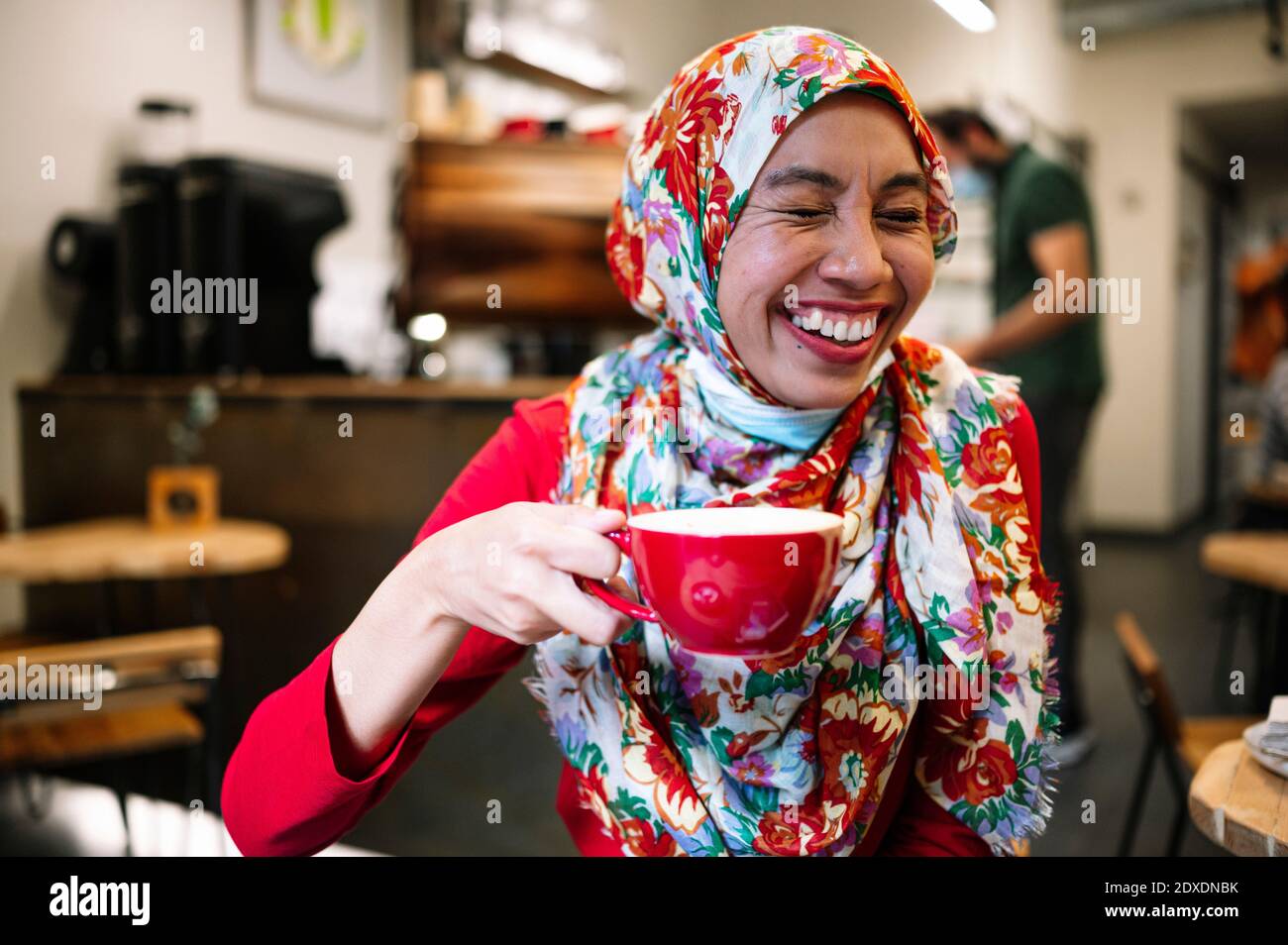 Happy asian woman hijab hi-res stock photography and images - Alamy