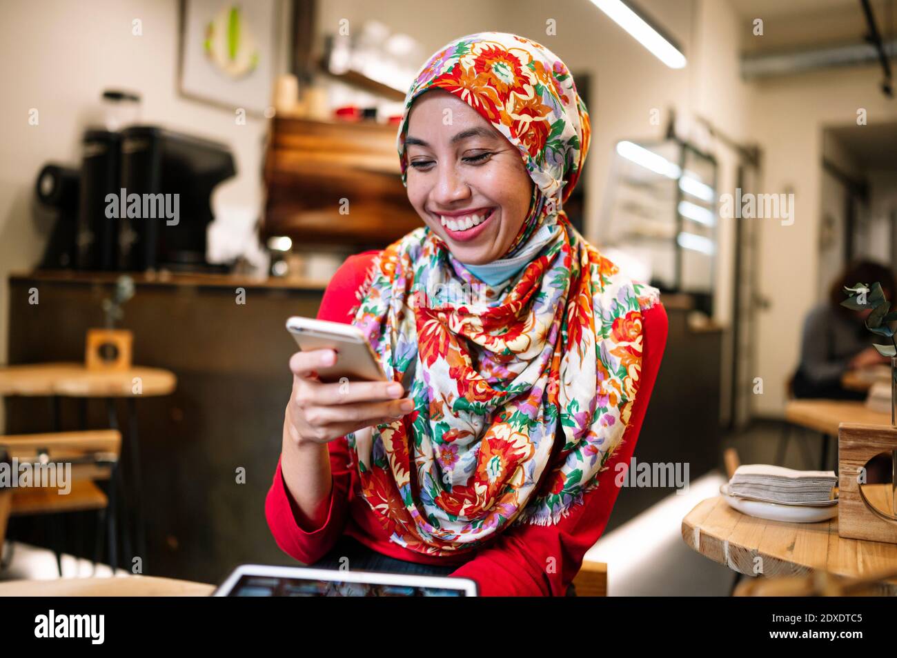 Muslim woman in hijab tablet hi-res stock photography and images - Alamy