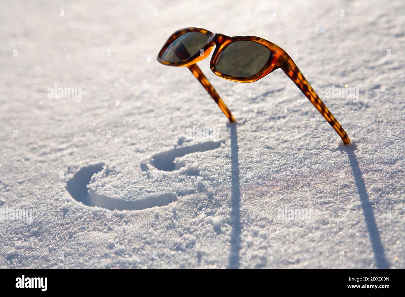 Schweiz, Graubünden, Sonnenbrille im Schnee, Gesicht, Freude, Lachen, Ferien, Winterferien Stock Photo