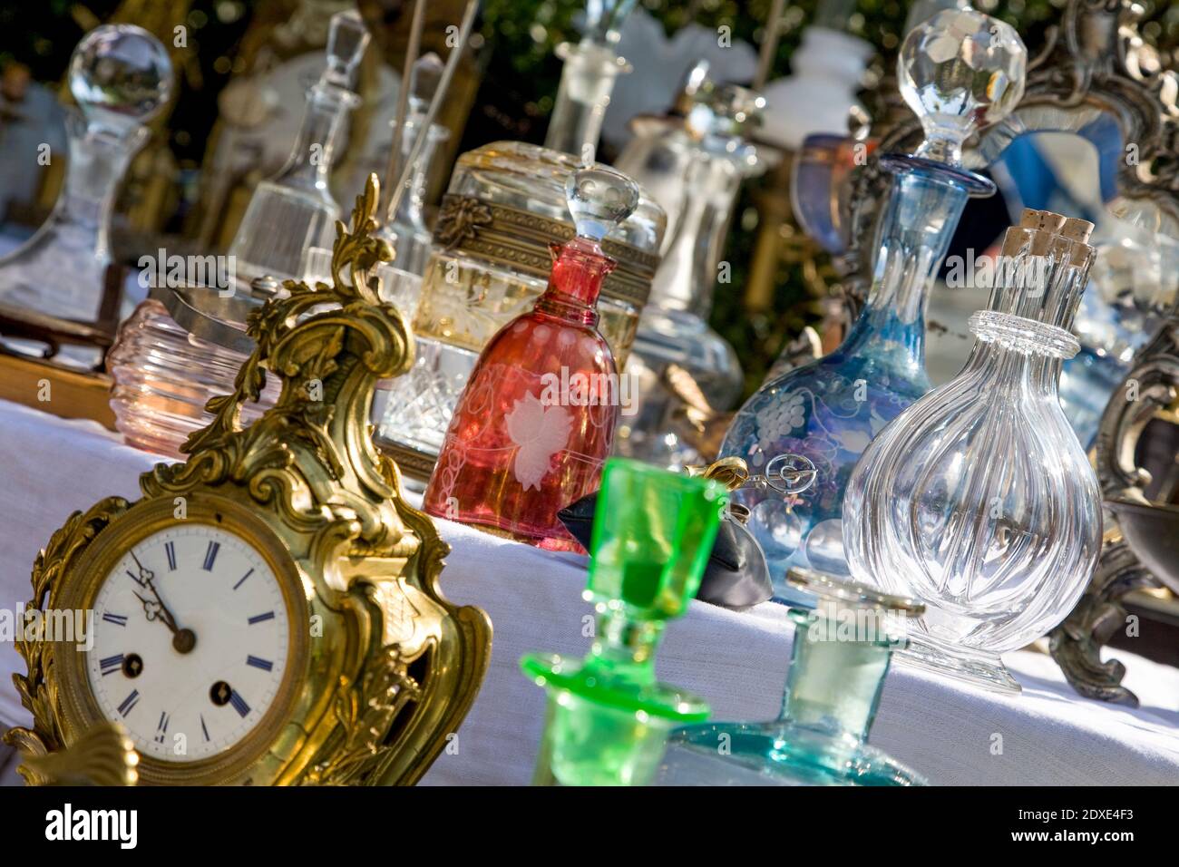 Schweiz, Zürich, Flohmarkt Bürkliplatz, Marktstand, Antiquitäten, Karaffe, antike Uhr, einkaufen, shopping Stock Photo