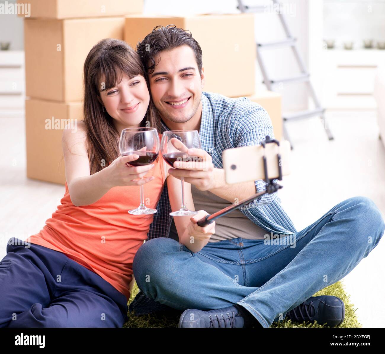 The couple taking selfie and drinking wine Stock Photo - Alamy